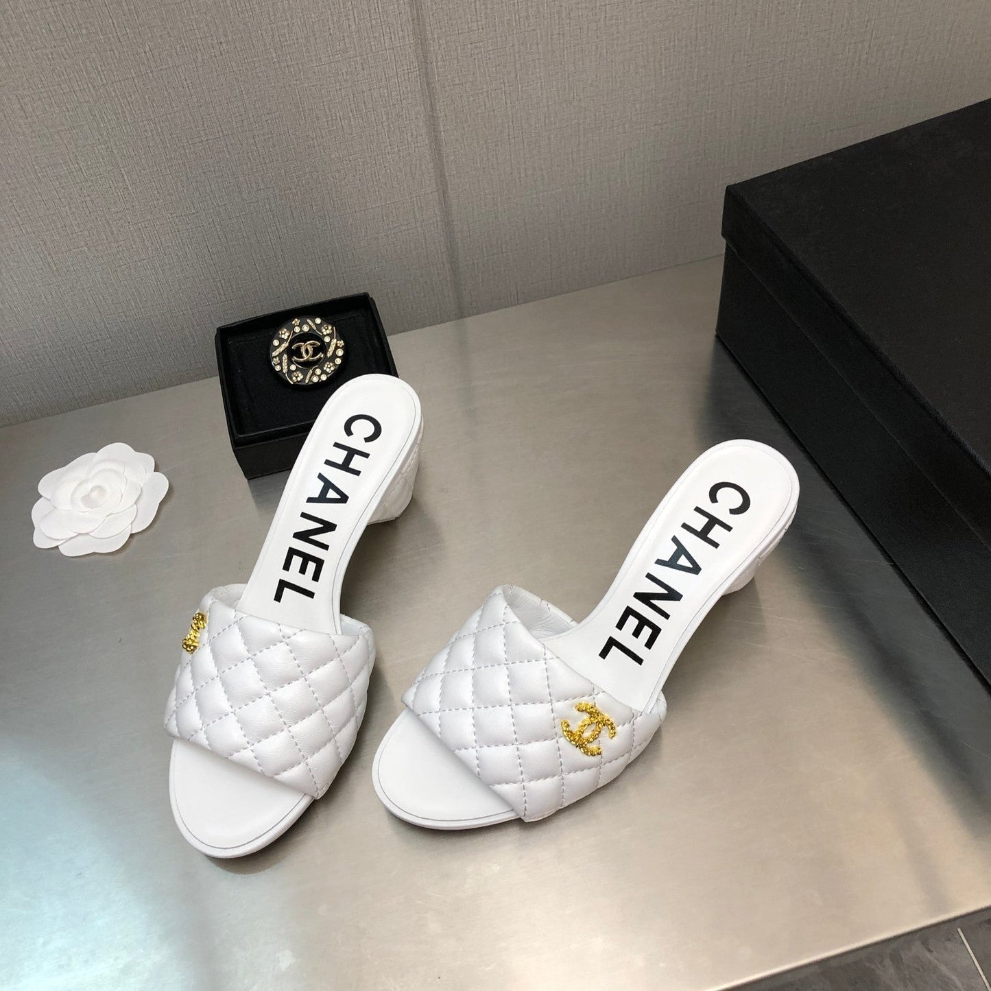 DIAMOND-QUILTED 6 CM SANDALS IN WHITE LAMBSKIN - 35