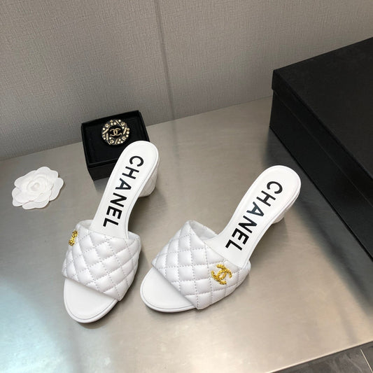 DIAMOND-QUILTED 6 CM SANDALS IN WHITE LAMBSKIN - 35