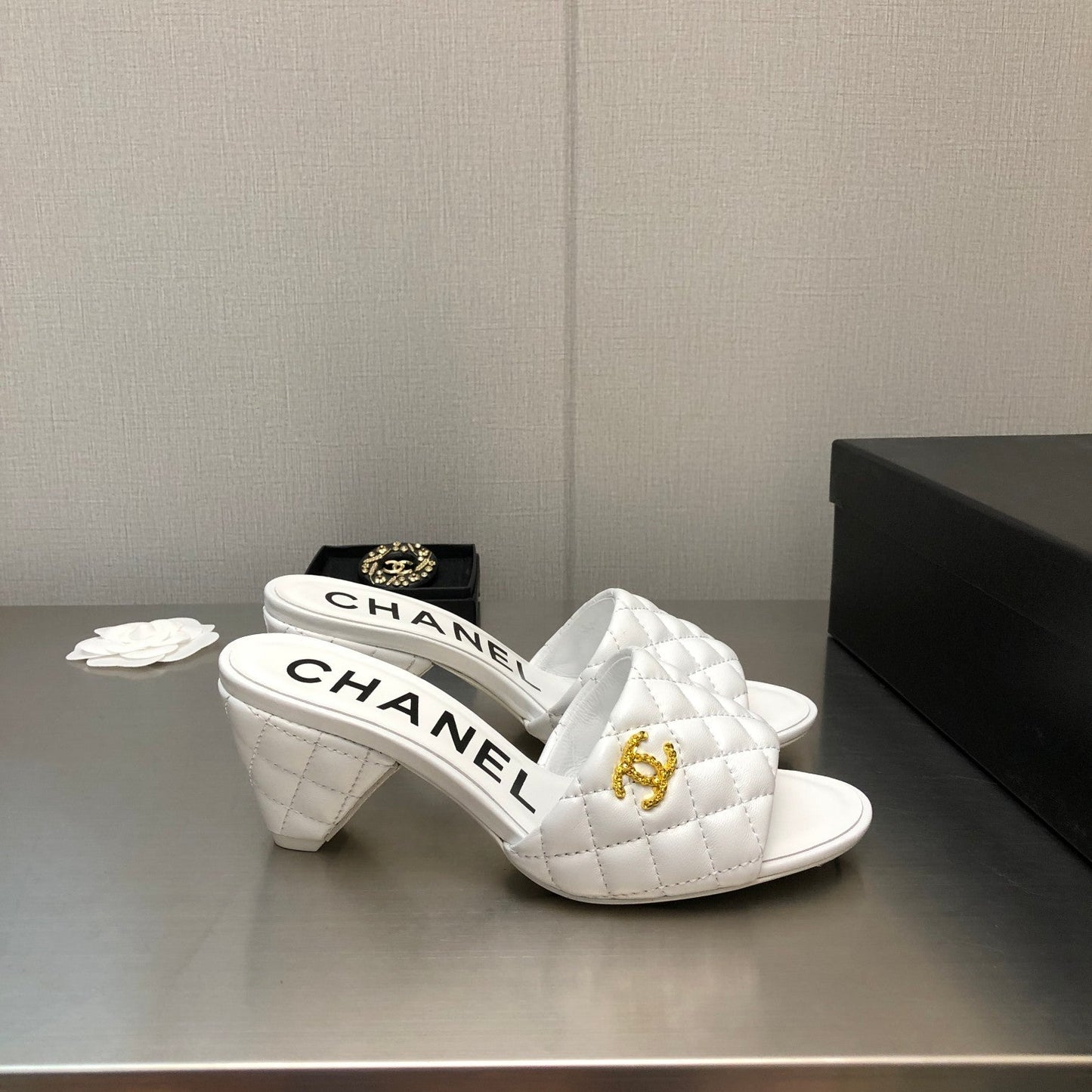 DIAMOND-QUILTED 6 CM SANDALS IN WHITE LAMBSKIN - 35