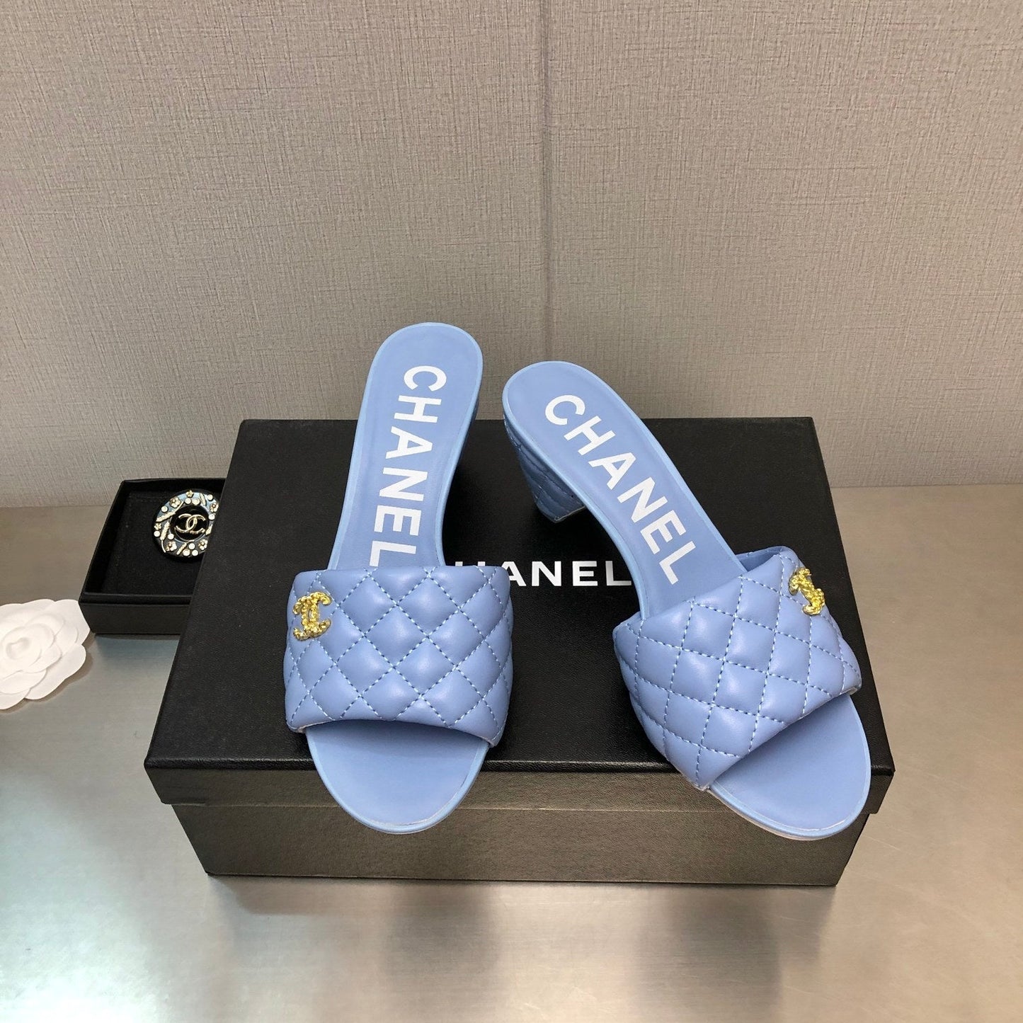 DIAMOND-QUILTED 6 CM SANDALS IN CAROLINA BLUE LAMBSKIN - 35