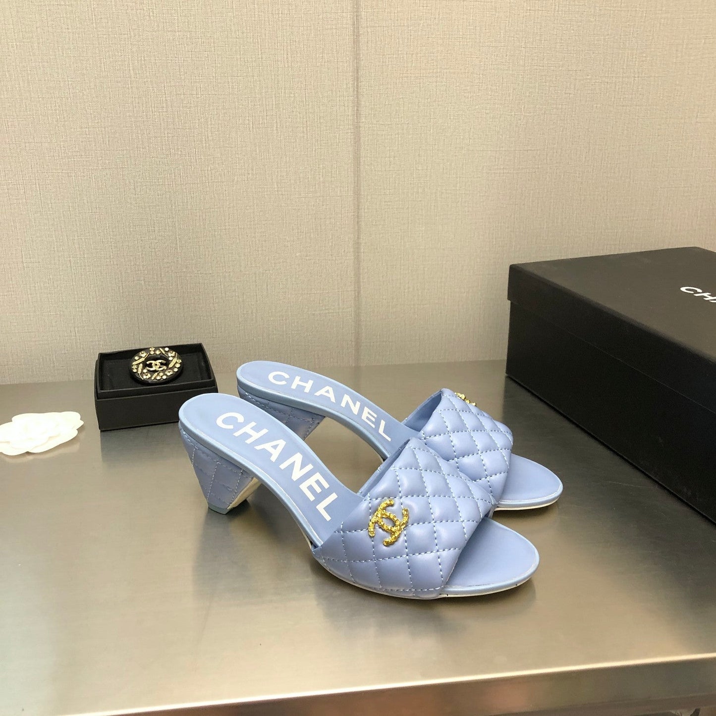 DIAMOND-QUILTED 6 CM SANDALS IN CAROLINA BLUE LAMBSKIN - 35