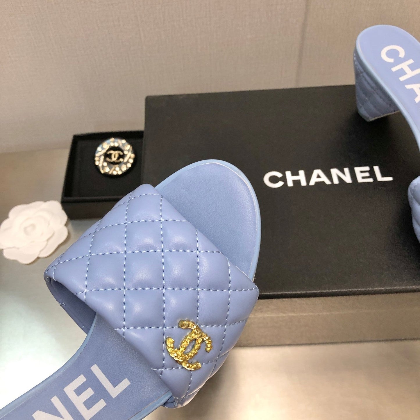 DIAMOND-QUILTED 6 CM SANDALS IN CAROLINA BLUE LAMBSKIN - 35