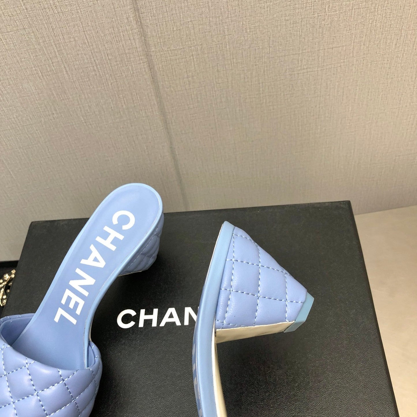 DIAMOND-QUILTED 6 CM SANDALS IN CAROLINA BLUE LAMBSKIN - 35