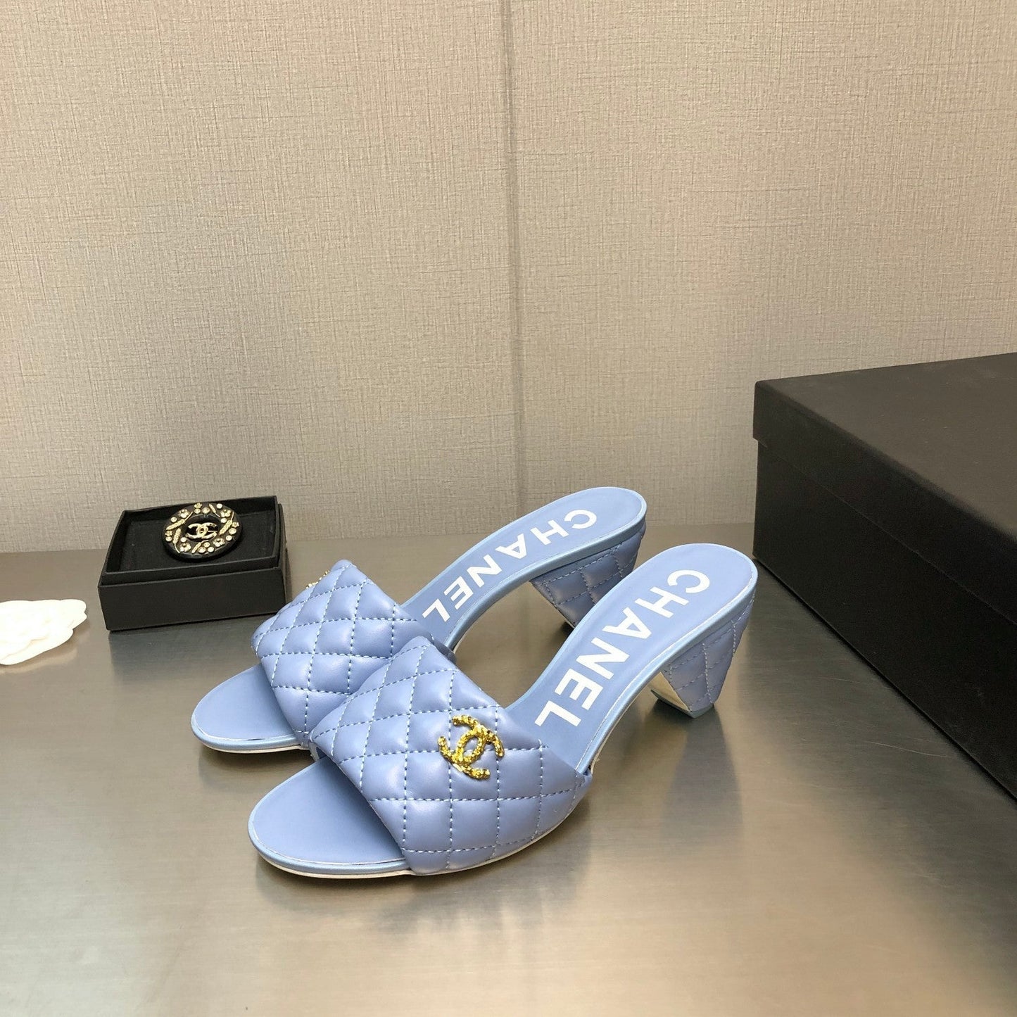 DIAMOND-QUILTED 6 CM SANDALS IN CAROLINA BLUE LAMBSKIN - 35