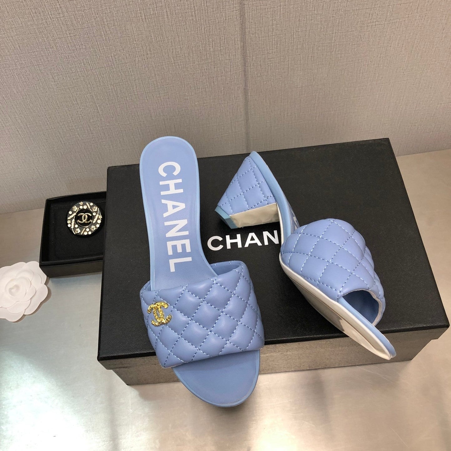 DIAMOND-QUILTED 6 CM SANDALS IN CAROLINA BLUE LAMBSKIN - 35
