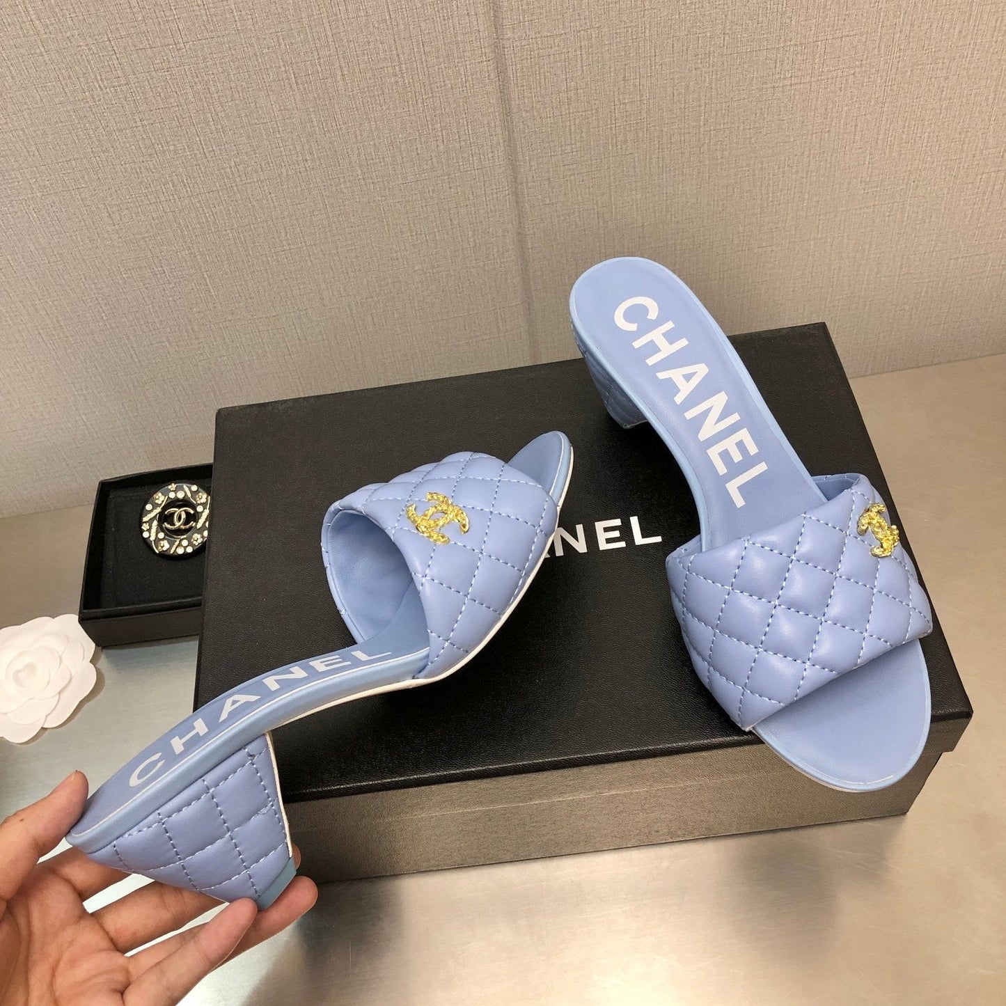 DIAMOND-QUILTED 6 CM SANDALS IN CAROLINA BLUE LAMBSKIN - 35