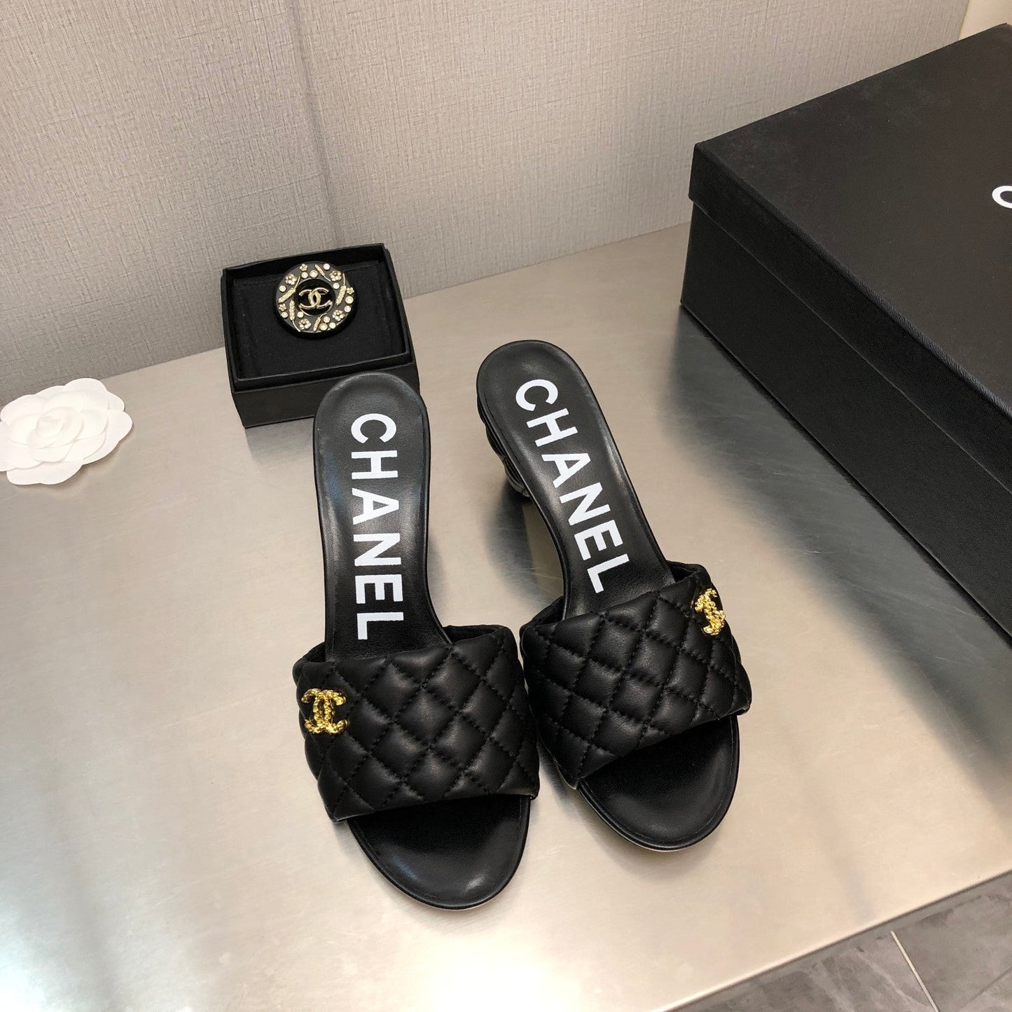 DIAMOND-QUILTED 6 CM SANDALS IN BLACK LAMBSKIN - 35