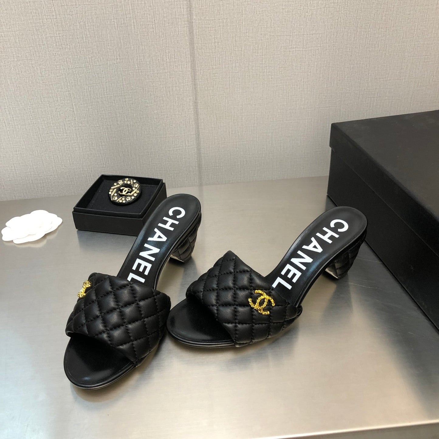 DIAMOND-QUILTED 6 CM SANDALS IN BLACK LAMBSKIN - 35