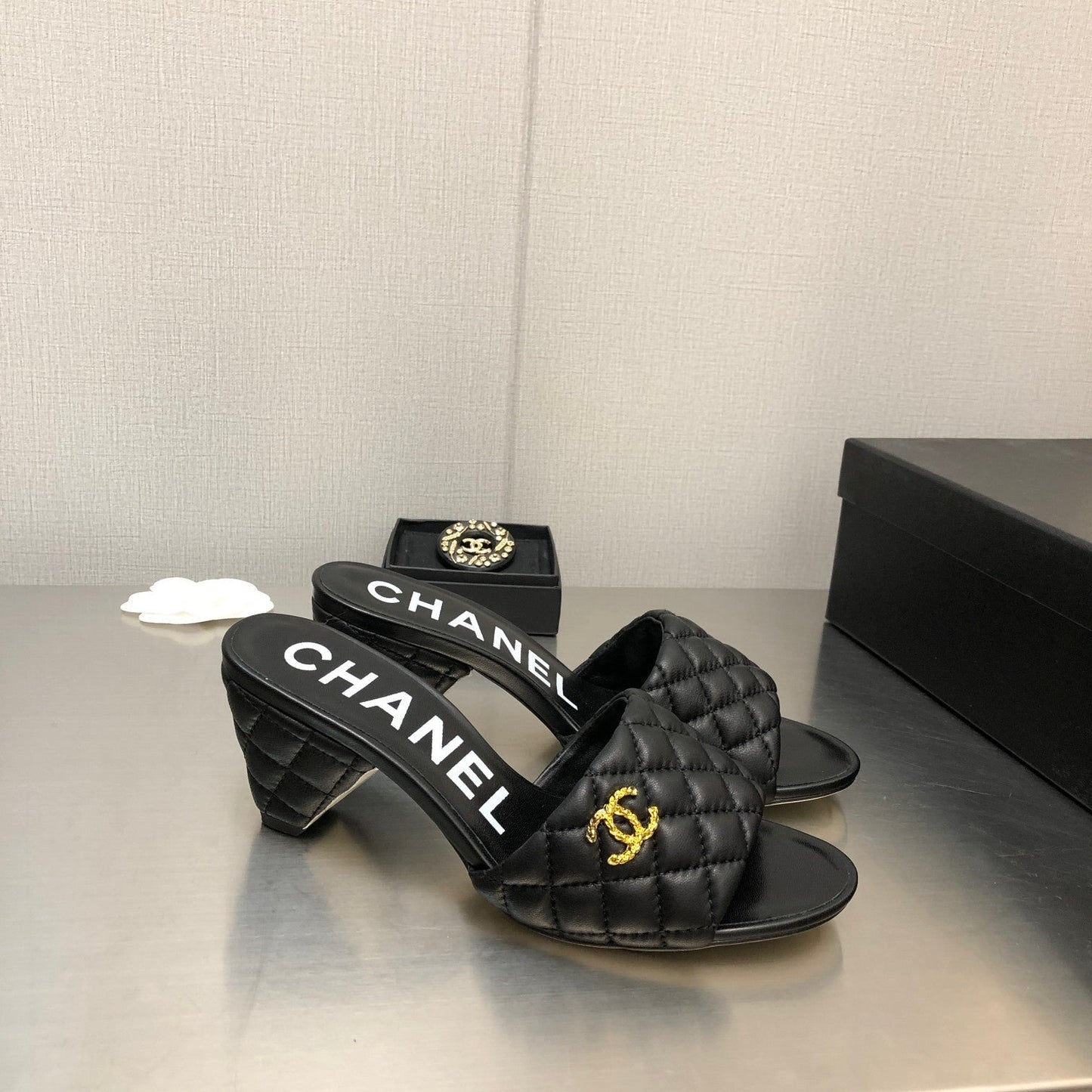 DIAMOND-QUILTED 6 CM SANDALS IN BLACK LAMBSKIN - 35