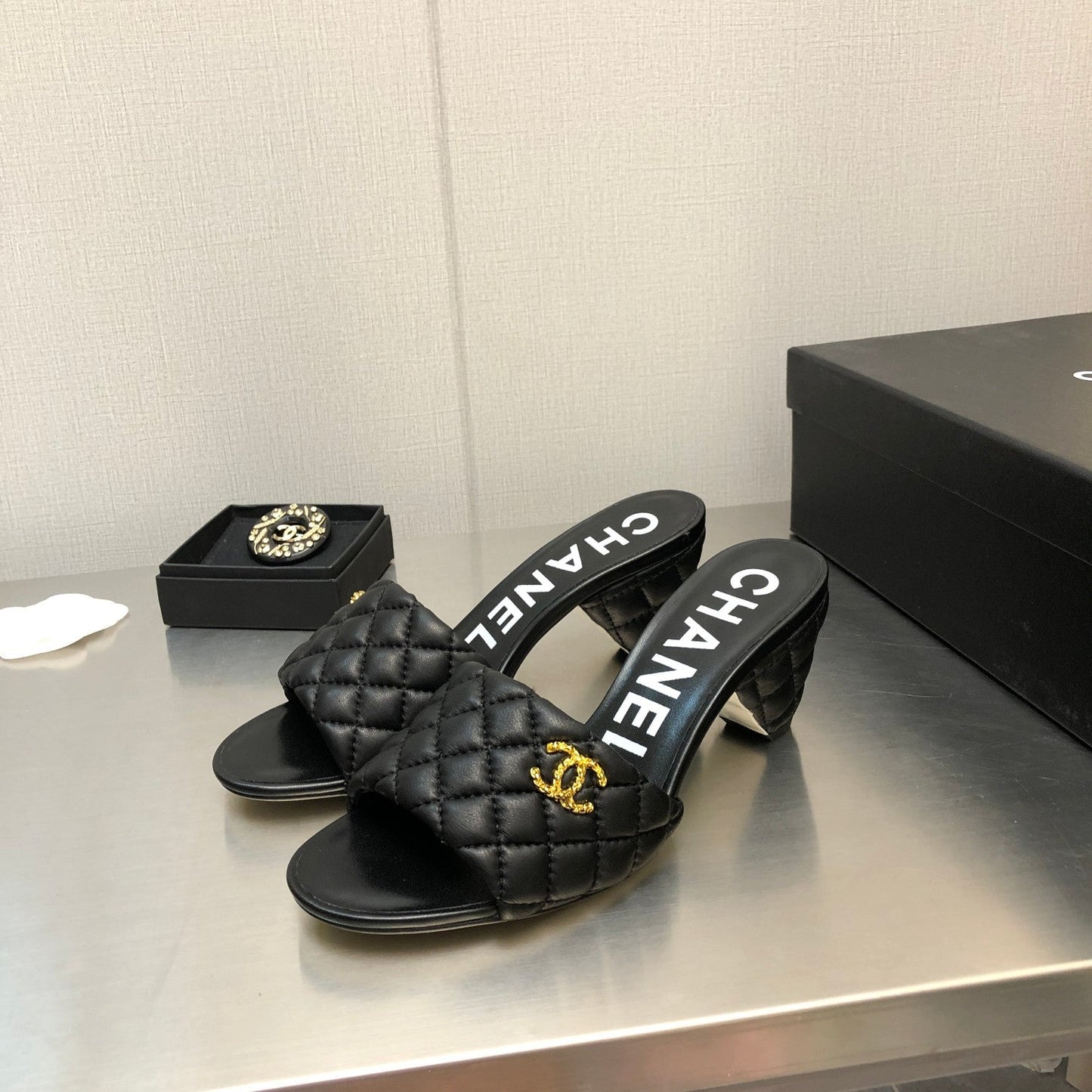 DIAMOND-QUILTED 6 CM SANDALS IN BLACK LAMBSKIN - 35