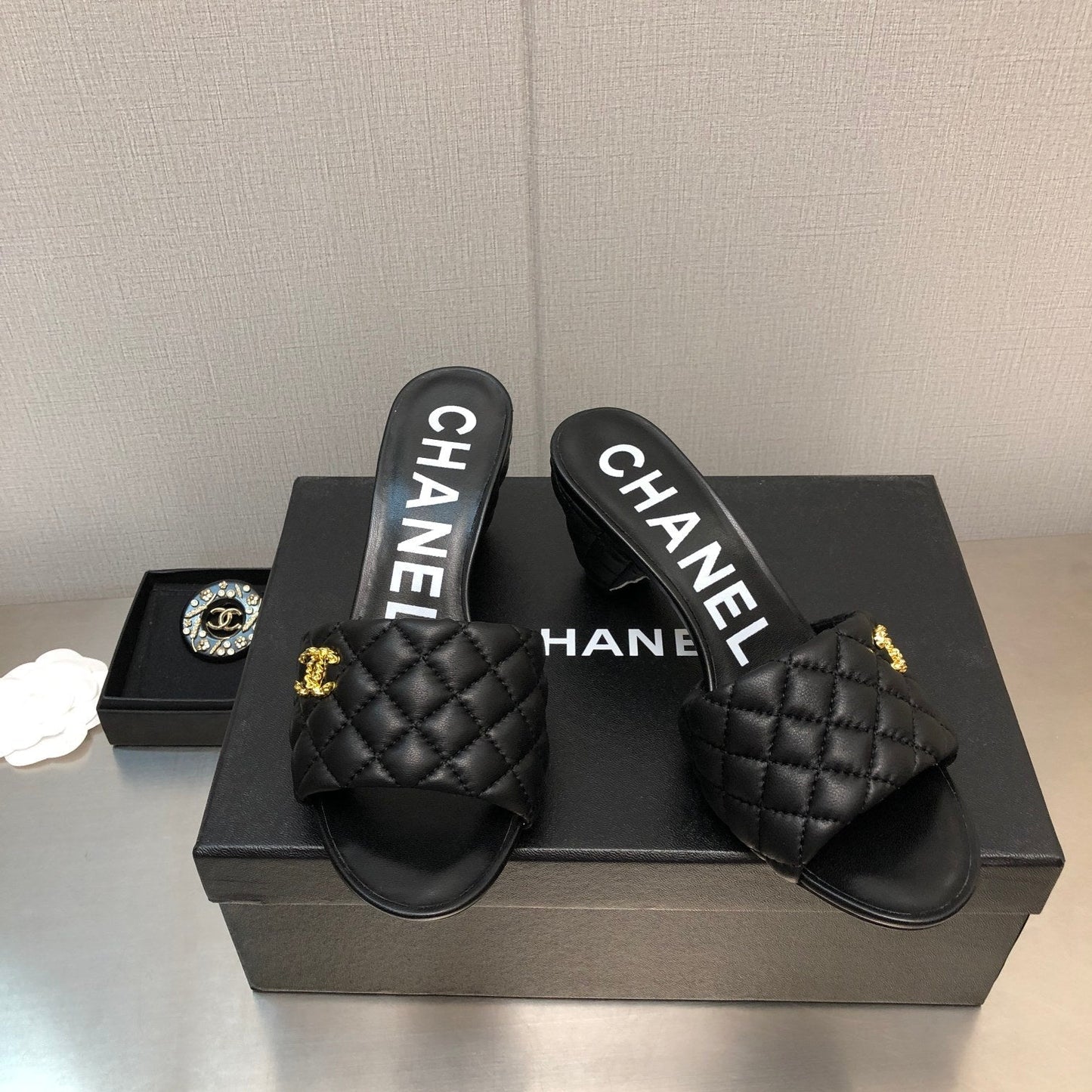 DIAMOND-QUILTED 6 CM SANDALS IN BLACK LAMBSKIN - 35