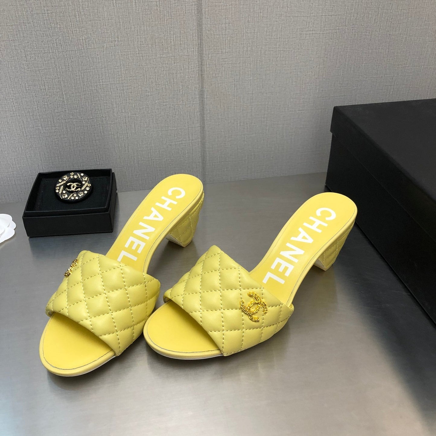DIAMOND-QUILTED 6 CM SANDALS IN BRIGHT YELLOW LAMBSKIN - 35