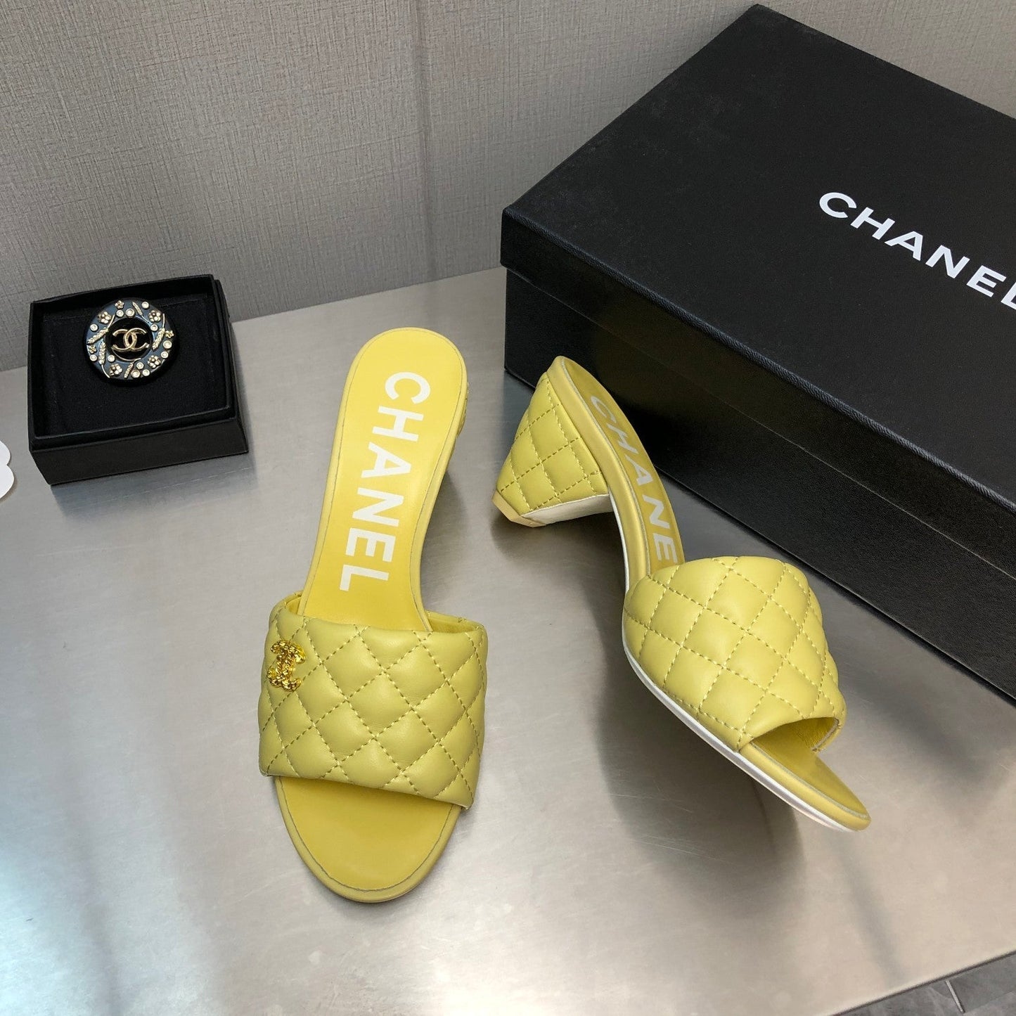 DIAMOND-QUILTED 6 CM SANDALS IN BRIGHT YELLOW LAMBSKIN - 35