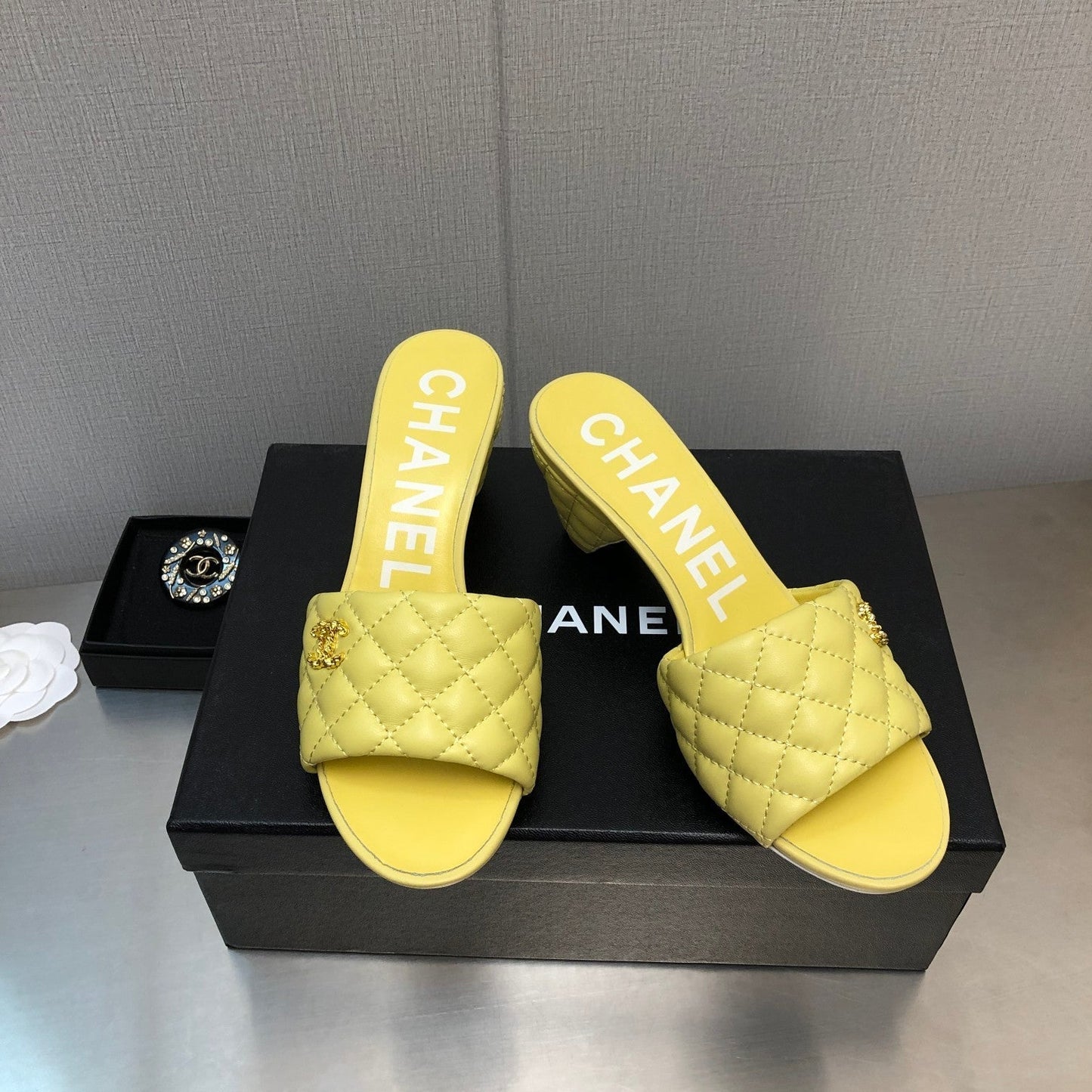 DIAMOND-QUILTED 6 CM SANDALS IN BRIGHT YELLOW LAMBSKIN - 35