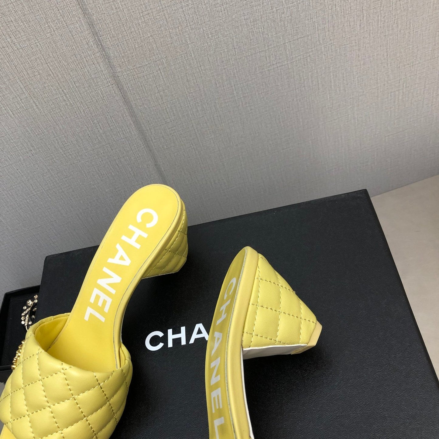 DIAMOND-QUILTED 6 CM SANDALS IN BRIGHT YELLOW LAMBSKIN - 35