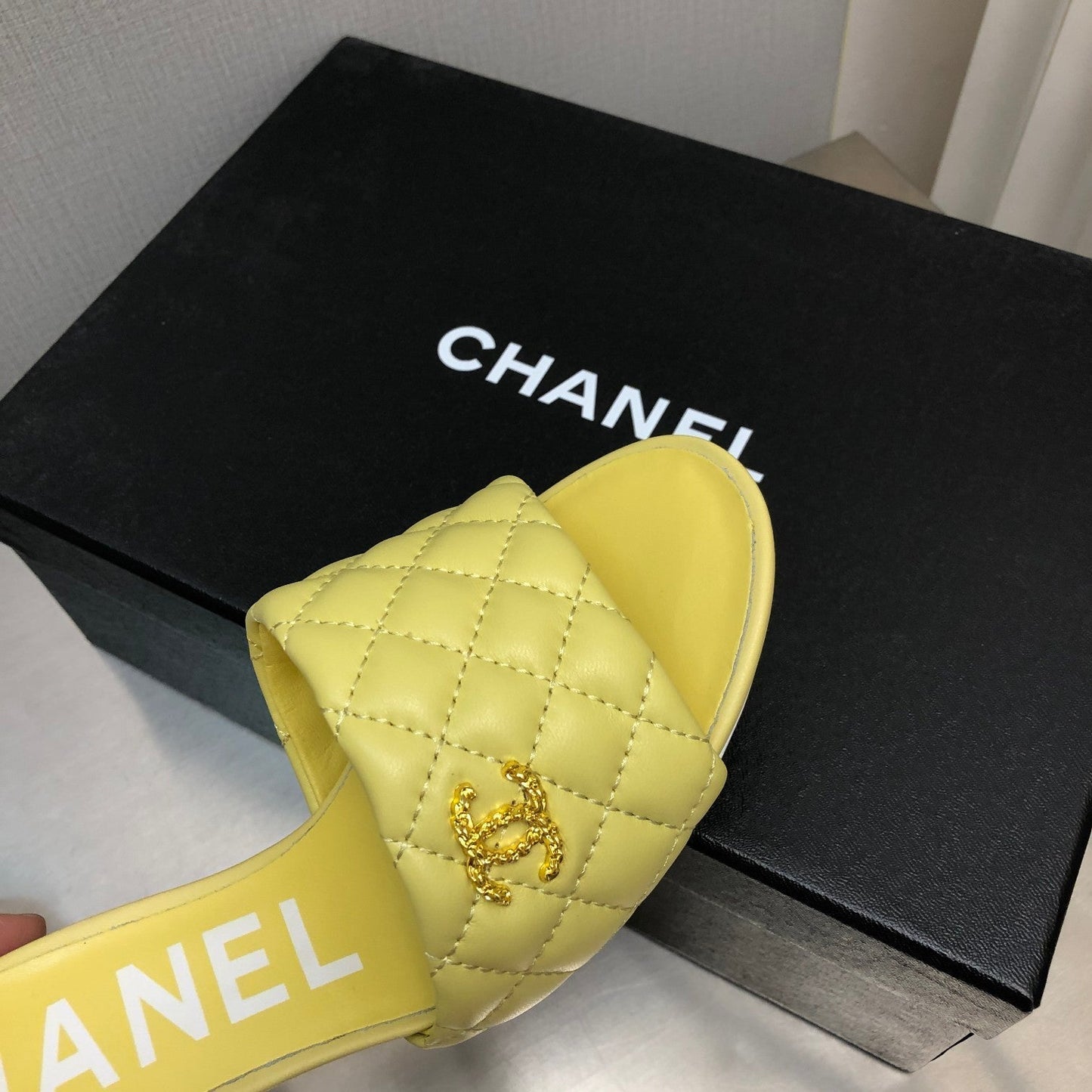 DIAMOND-QUILTED 6 CM SANDALS IN BRIGHT YELLOW LAMBSKIN - 35
