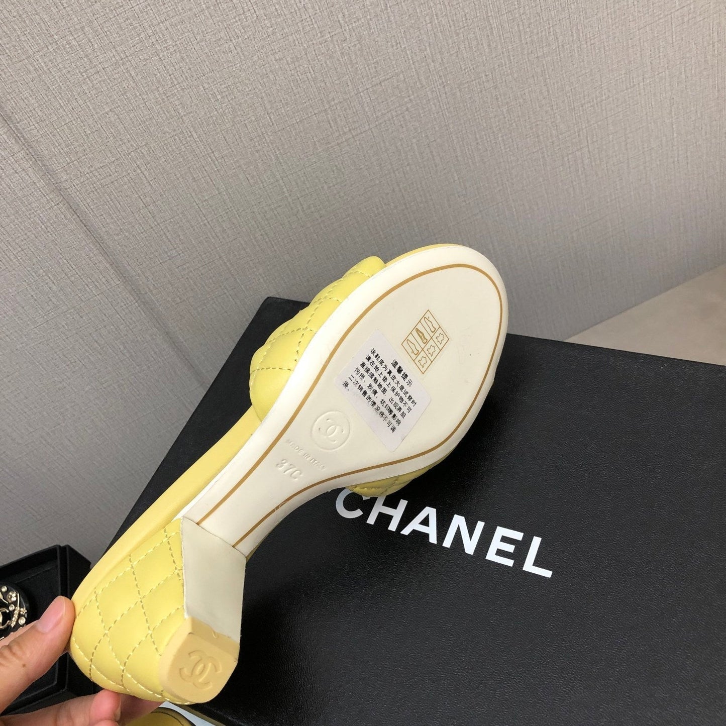 DIAMOND-QUILTED 6 CM SANDALS IN BRIGHT YELLOW LAMBSKIN - 35