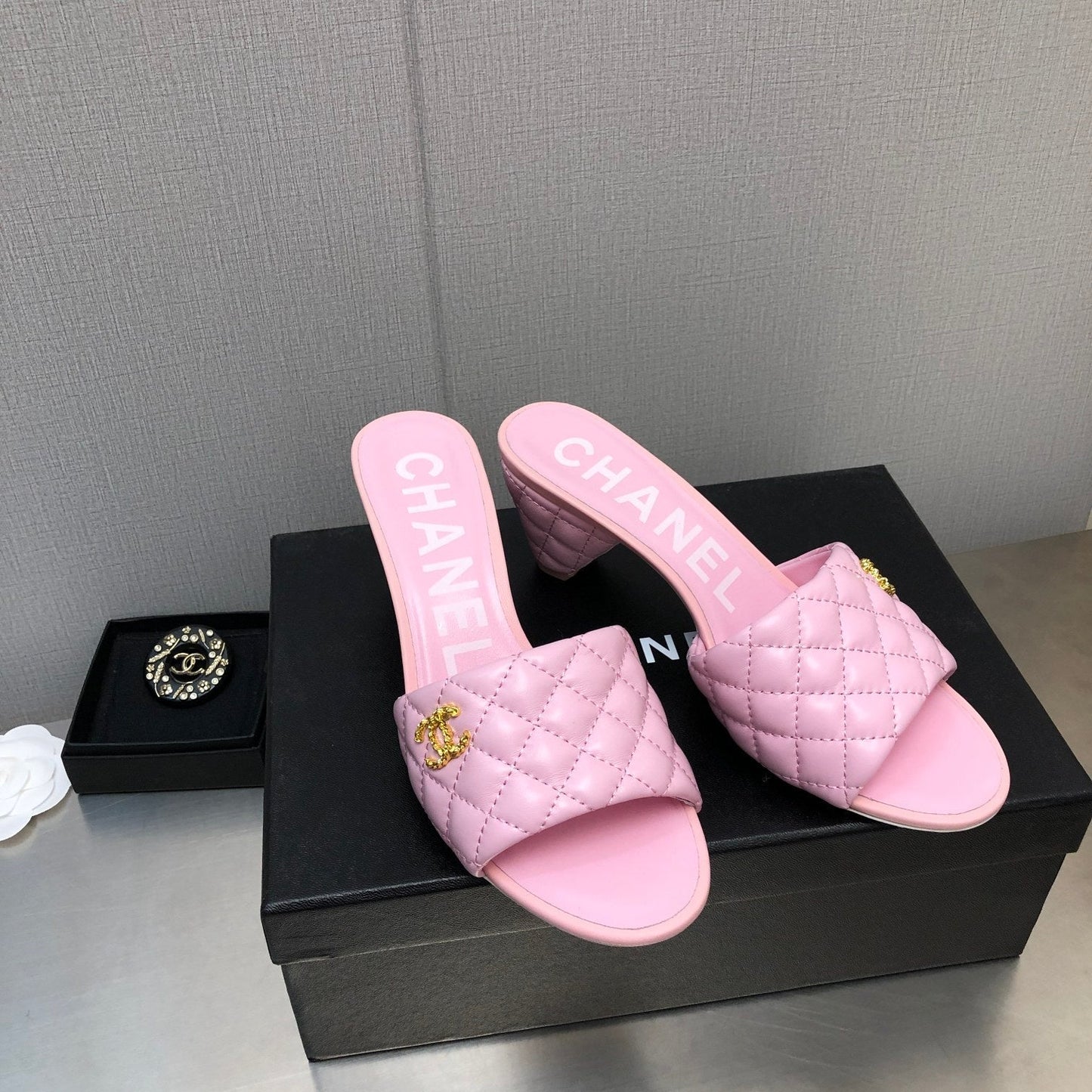 DIAMOND-QUILTED 6 CM SANDALS IN BABY PINK LAMBSKIN - 35