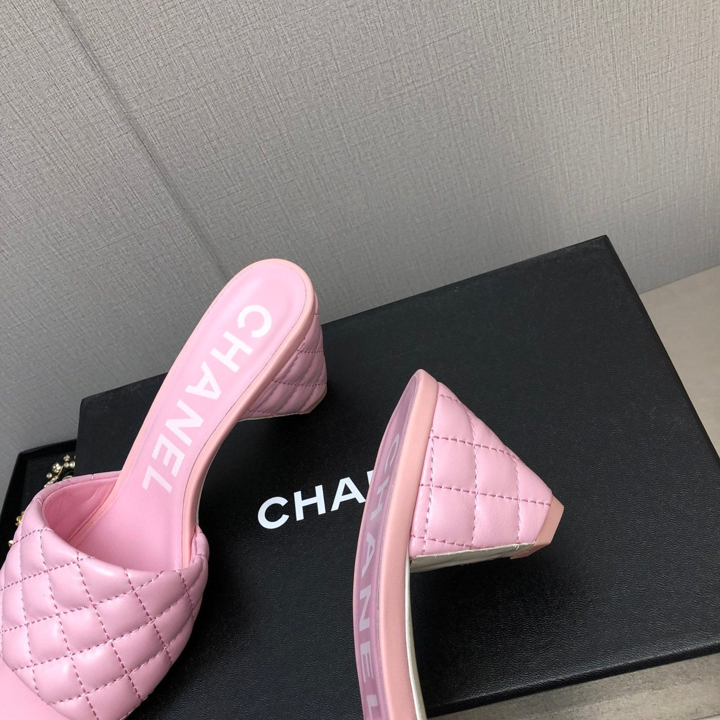 DIAMOND-QUILTED 6 CM SANDALS IN BABY PINK LAMBSKIN - 35