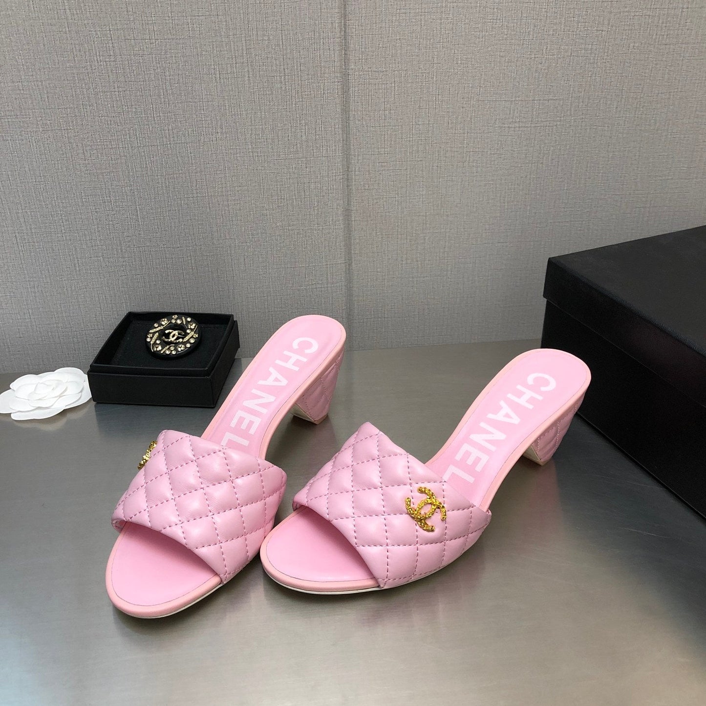 DIAMOND-QUILTED 6 CM SANDALS IN BABY PINK LAMBSKIN - 35