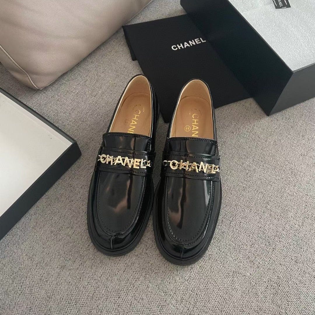 MOCCASINS IN BLACK CALFSKIN GOLD METAL LOGO - 35