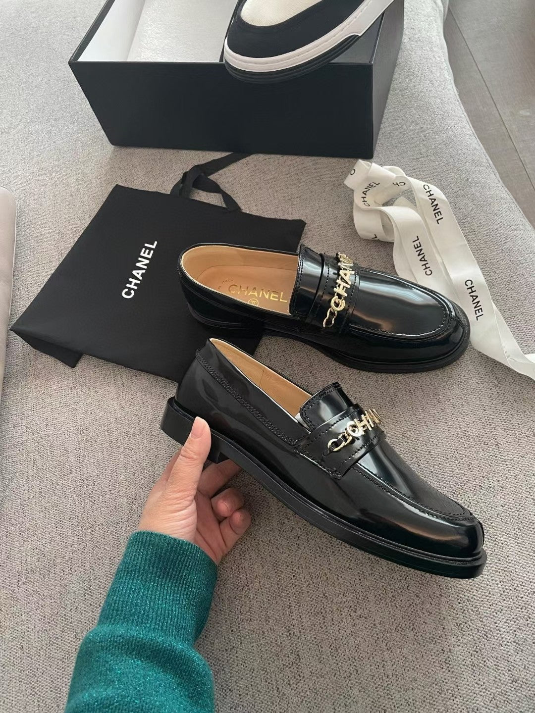 MOCCASINS IN BLACK CALFSKIN GOLD METAL LOGO - 35