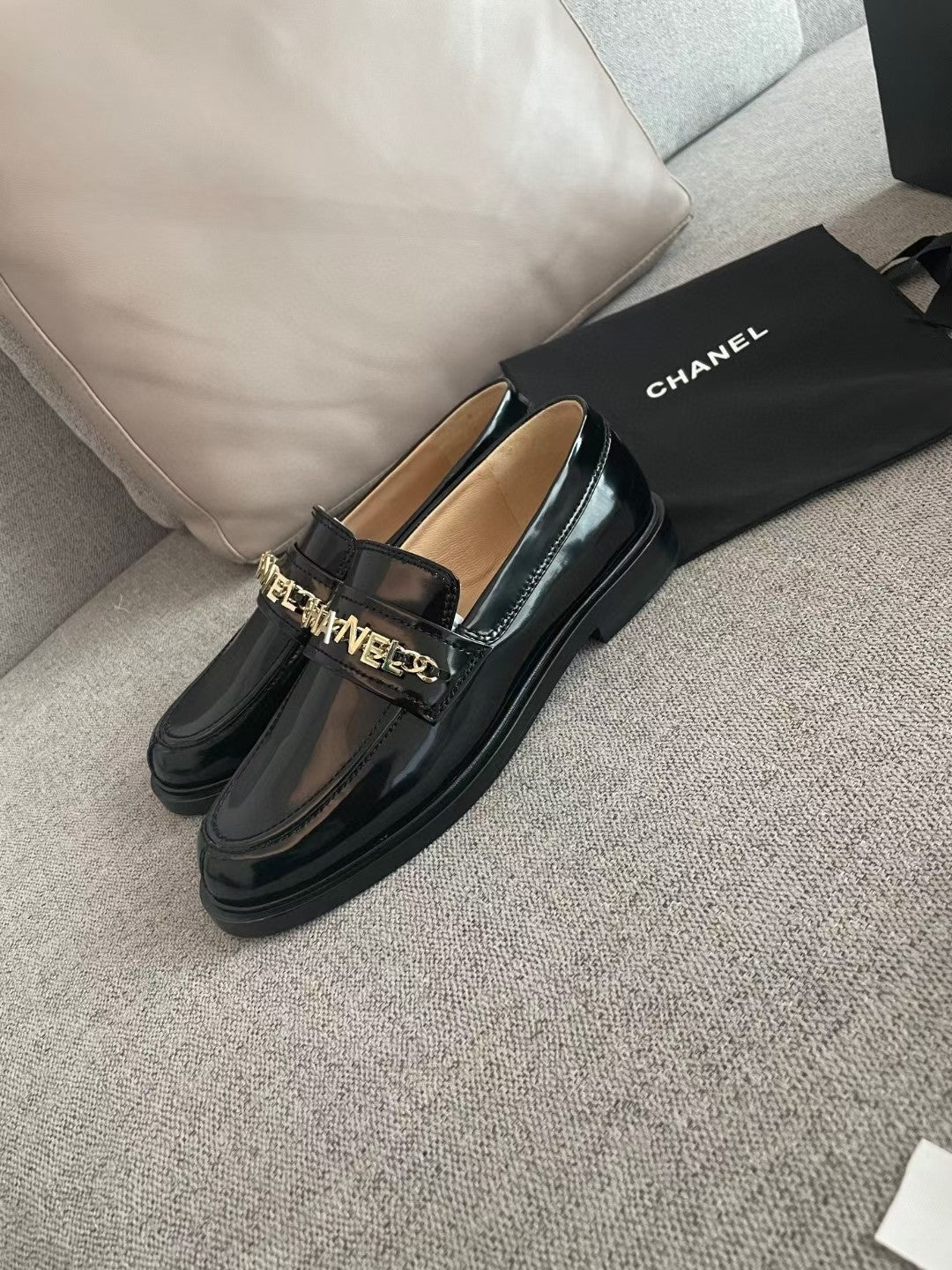 MOCCASINS IN BLACK CALFSKIN GOLD METAL LOGO - 35
