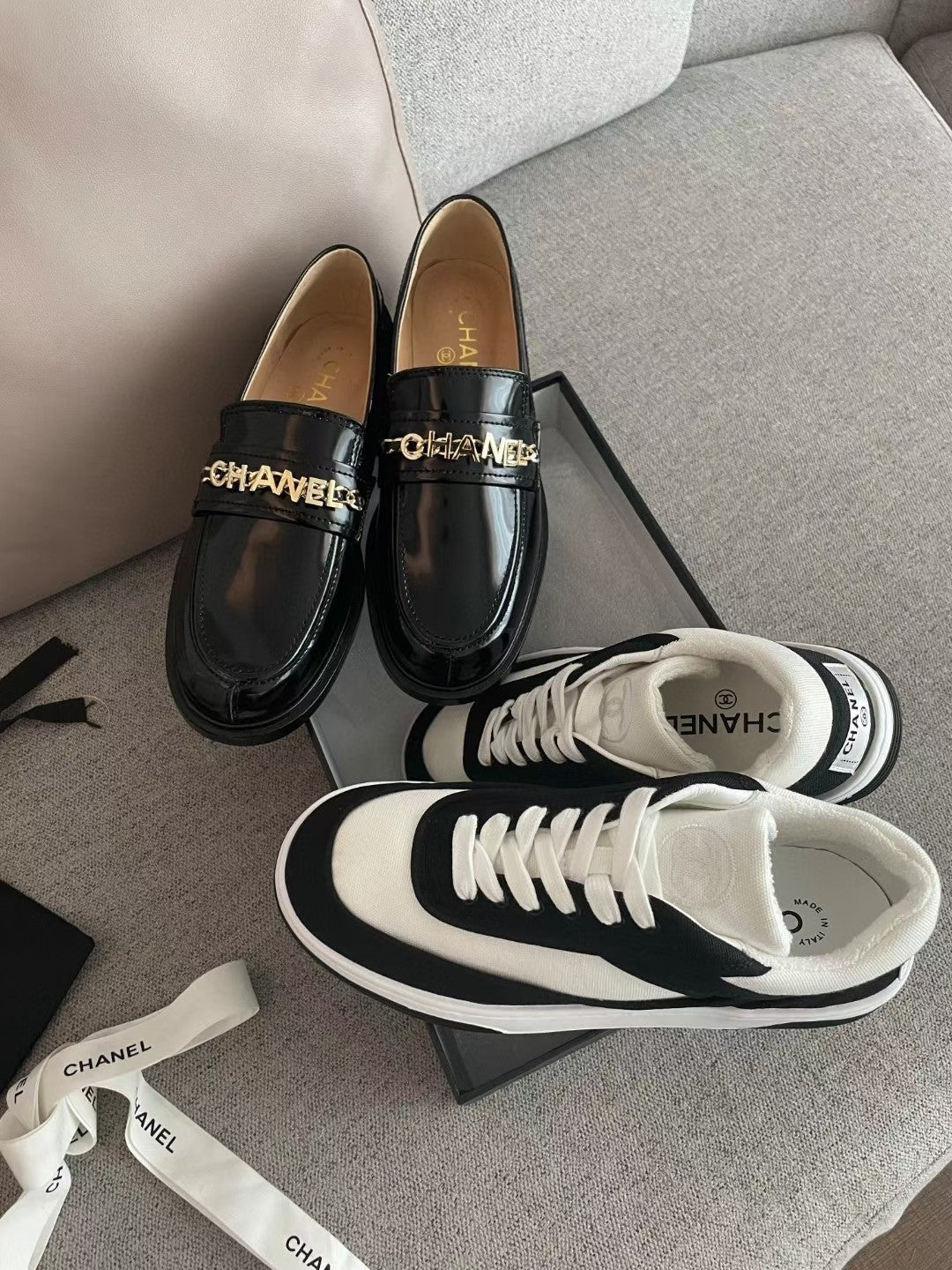 MOCCASINS IN BLACK CALFSKIN GOLD METAL LOGO - 35