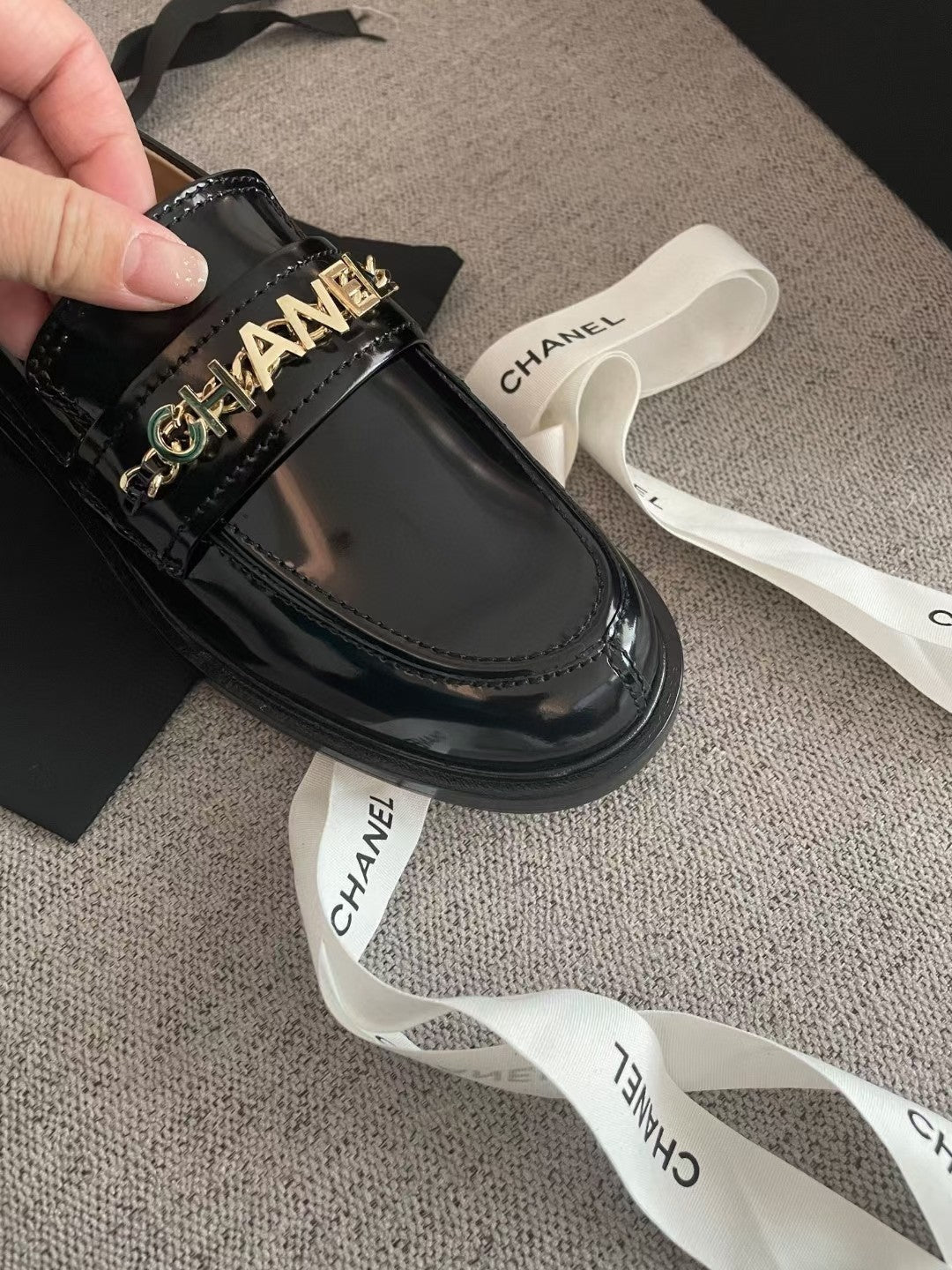 MOCCASINS IN BLACK CALFSKIN GOLD METAL LOGO - 35