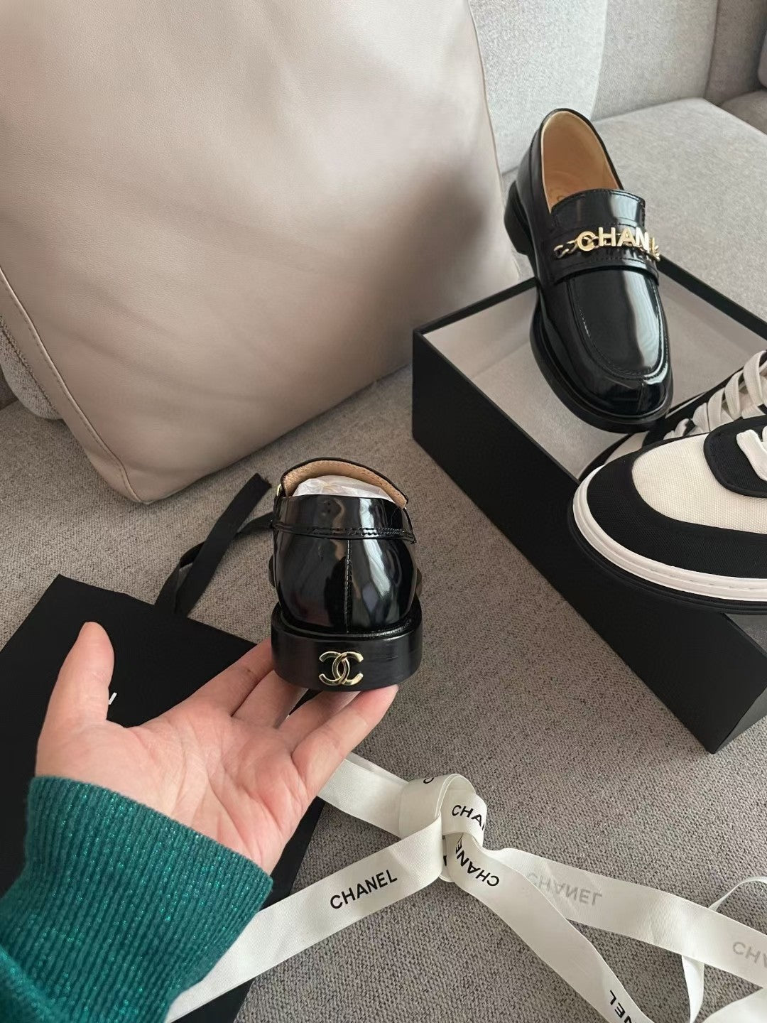 MOCCASINS IN BLACK CALFSKIN GOLD METAL LOGO - 35