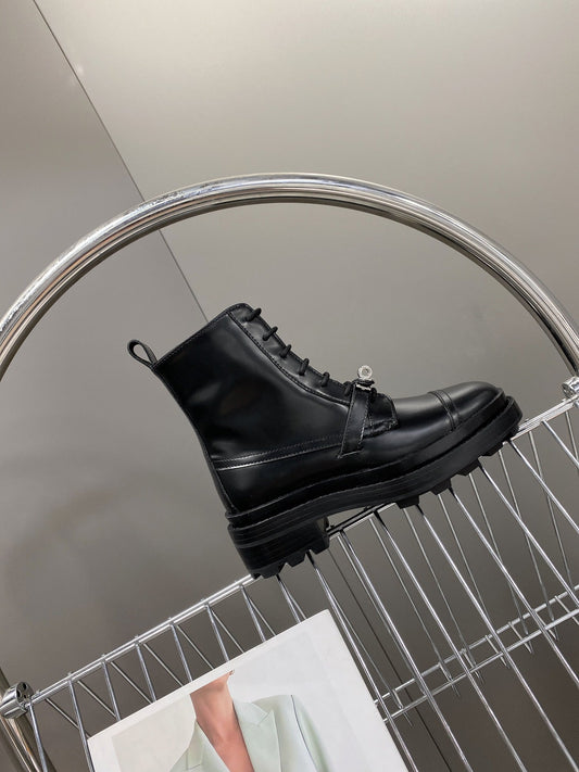 ЧЕРЕВИКИ HM 25S FUNK ANKLE BOOT З ЧОРНОЇ ОВЕЧОЇ ШКІРИ ЗІ СРІБНОЮ ФУРНІТУРОЮ - 35