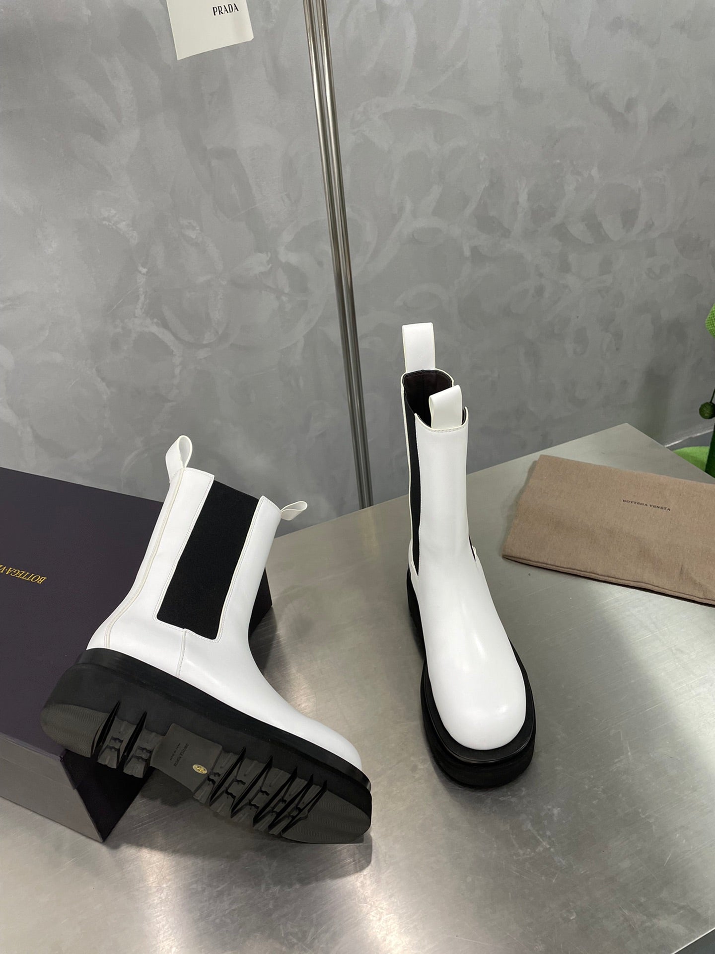 LUG CHELSEA BOOT IN WHITE CALFSKIN - 34