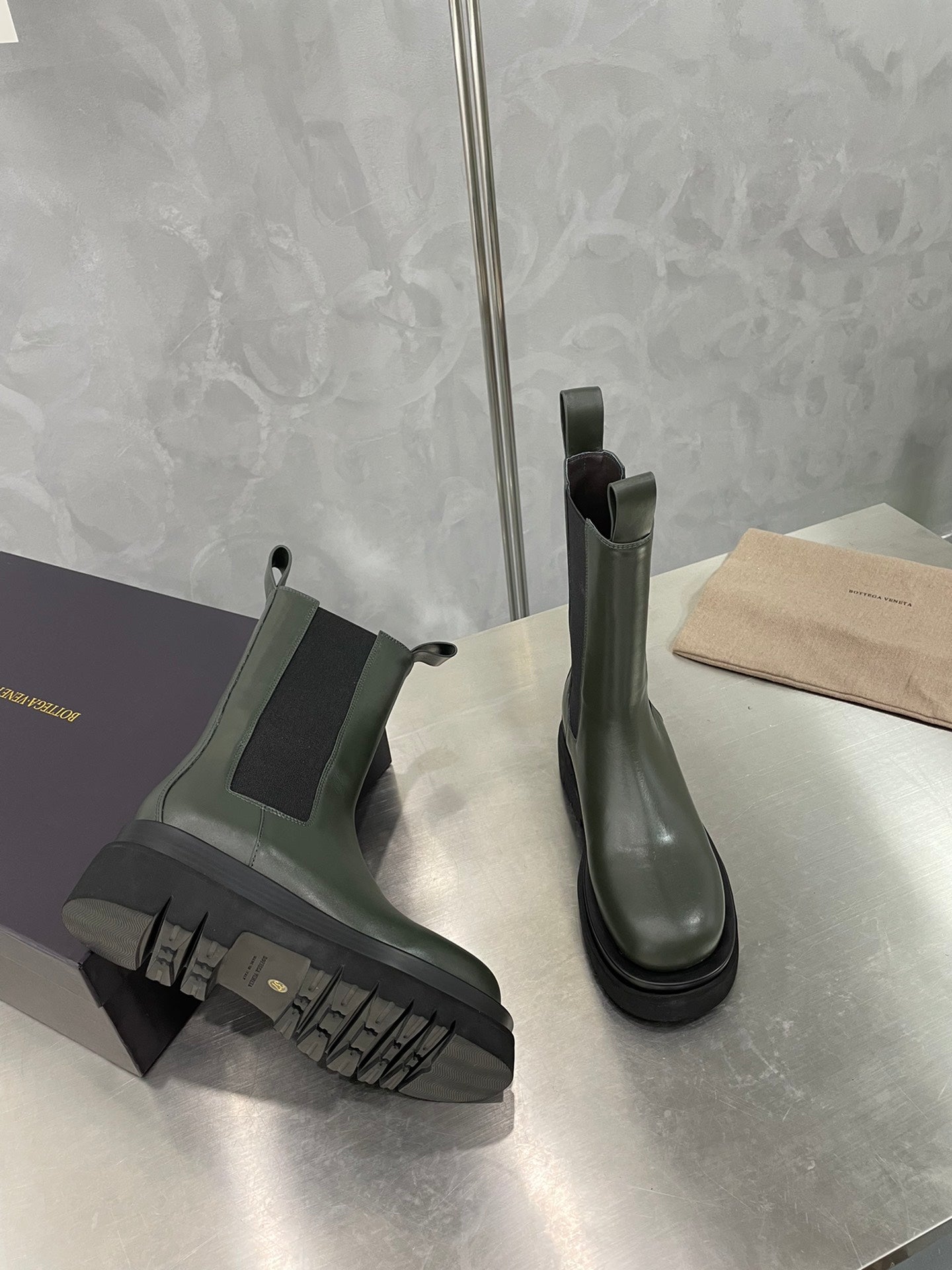 LUG CHELSEA BOOT IN ARMY GREEN CALFSKIN - 34