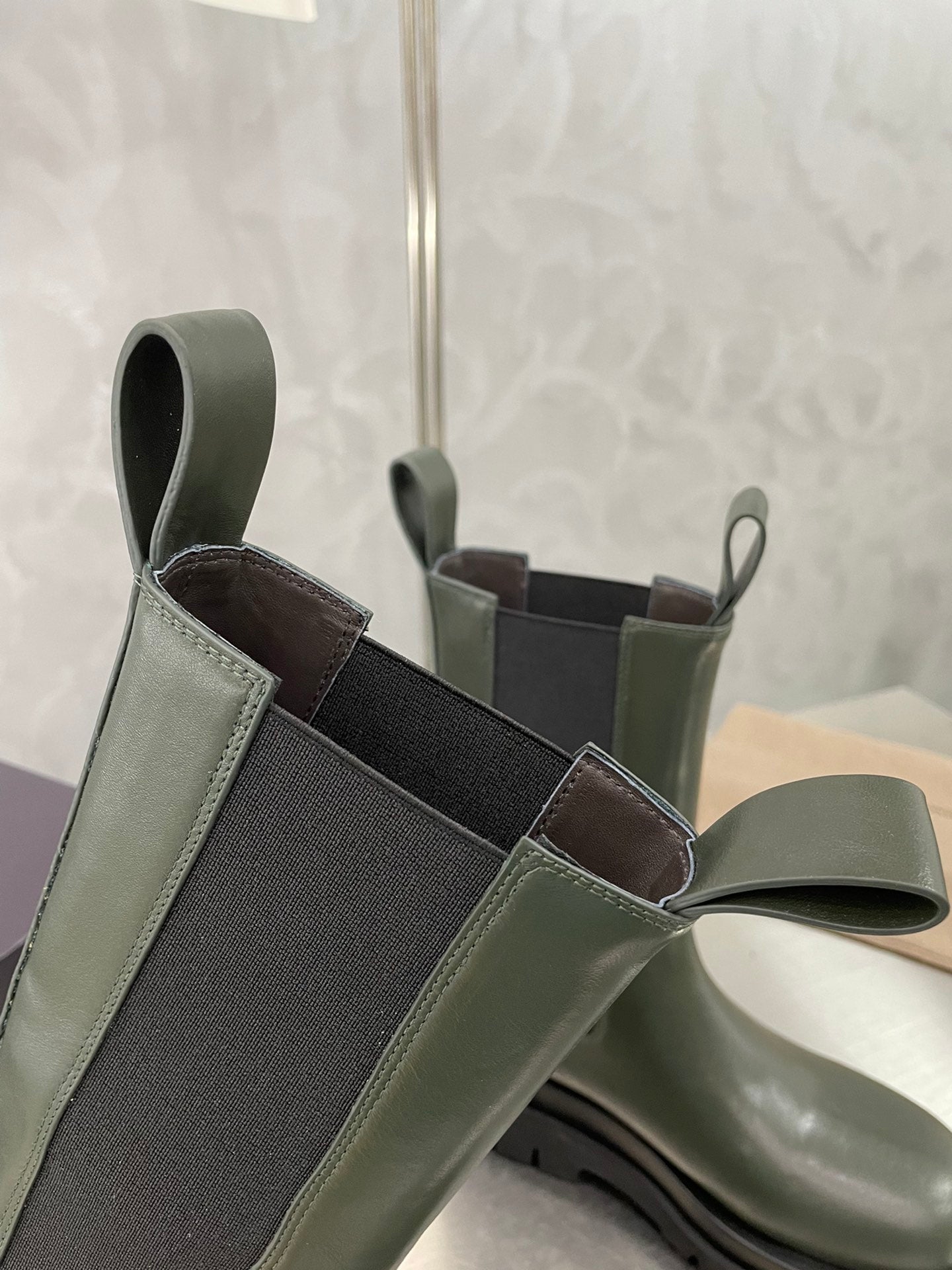 LUG CHELSEA BOOT IN ARMY GREEN CALFSKIN - 34