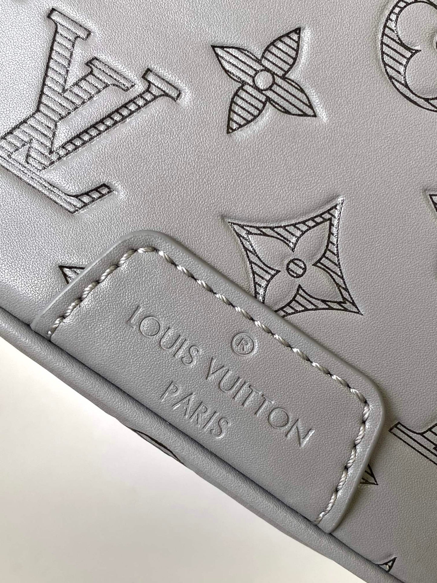 LV 25S DISCOVERY BUMBAG 44 IN TAUPE GRAY EMBOSSED MONOGRAM ECLIPSE CALFSKIN