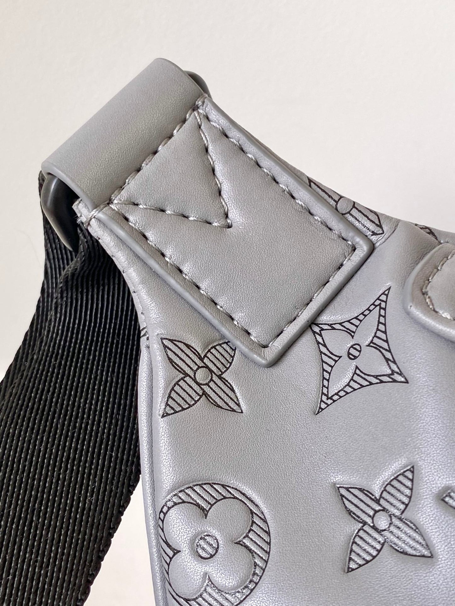 LV 25S DISCOVERY BUMBAG 44 IN TAUPE GRAY EMBOSSED MONOGRAM ECLIPSE CALFSKIN
