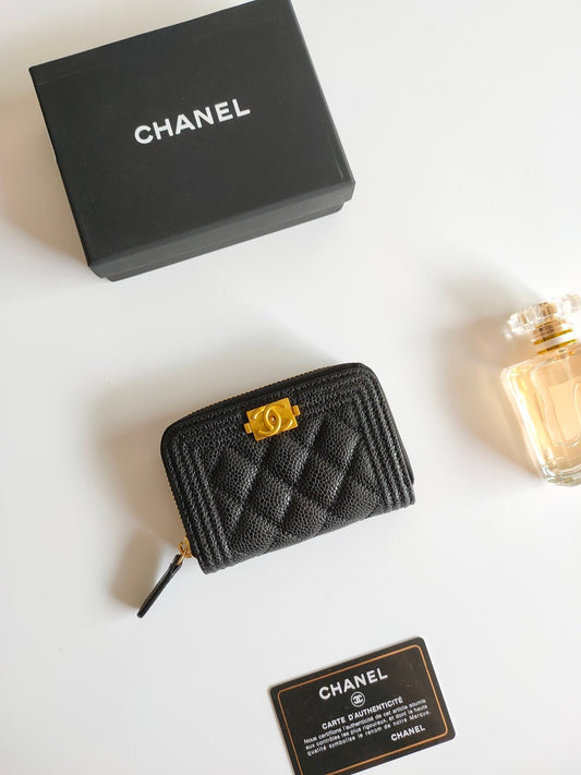 CC BOY ZIP COIN PURSE 11.5 ЧОРНИЙ ЗЕРНИСТИЙ ТЕЛЯЧИЙ ШКІР ЗОЛОТИЙ ЗНАЧОК