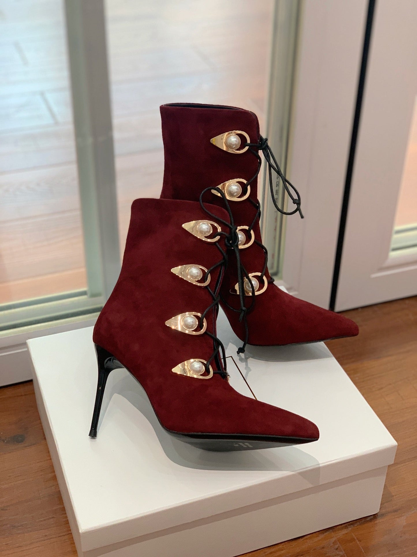 ЧОБОТИ BALMAIN 26S, ВИСОТА 95 ММ, З ТЕМНО-ЧЕРВОНОЇ ЗАМШІ З ҐУДЗИКАМИ-ПЕРЛИНАМИ