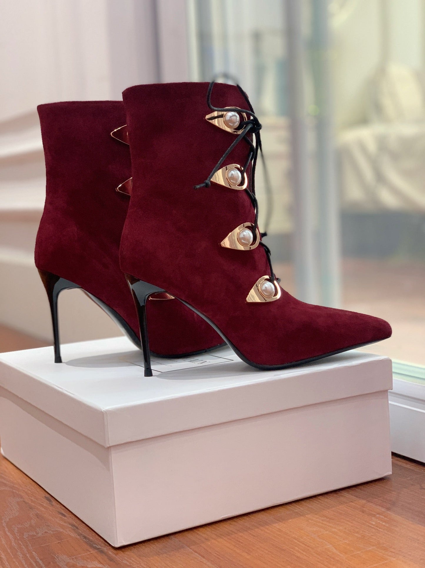 ЧОБОТИ BALMAIN 26S, ВИСОТА 95 ММ, З ТЕМНО-ЧЕРВОНОЇ ЗАМШІ З ҐУДЗИКАМИ-ПЕРЛИНАМИ