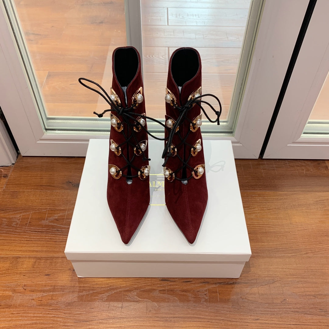 ЧОБОТИ BALMAIN 26S, ВИСОТА 95 ММ, З ТЕМНО-ЧЕРВОНОЇ ЗАМШІ З ҐУДЗИКАМИ-ПЕРЛИНАМИ