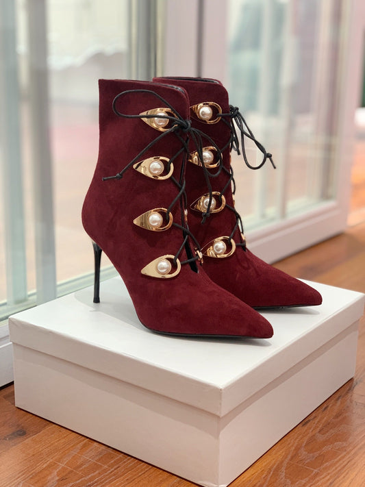 ЧОБОТИ BALMAIN 26S, ВИСОТА 95 ММ, З ТЕМНО-ЧЕРВОНОЇ ЗАМШІ З ҐУДЗИКАМИ-ПЕРЛИНАМИ