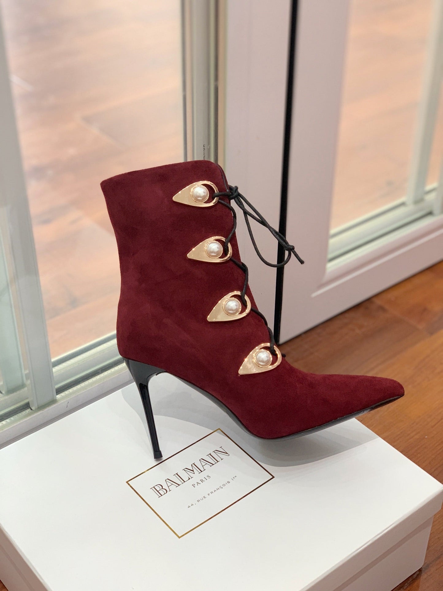 ЧОБОТИ BALMAIN 26S, ВИСОТА 95 ММ, З ТЕМНО-ЧЕРВОНОЇ ЗАМШІ З ҐУДЗИКАМИ-ПЕРЛИНАМИ