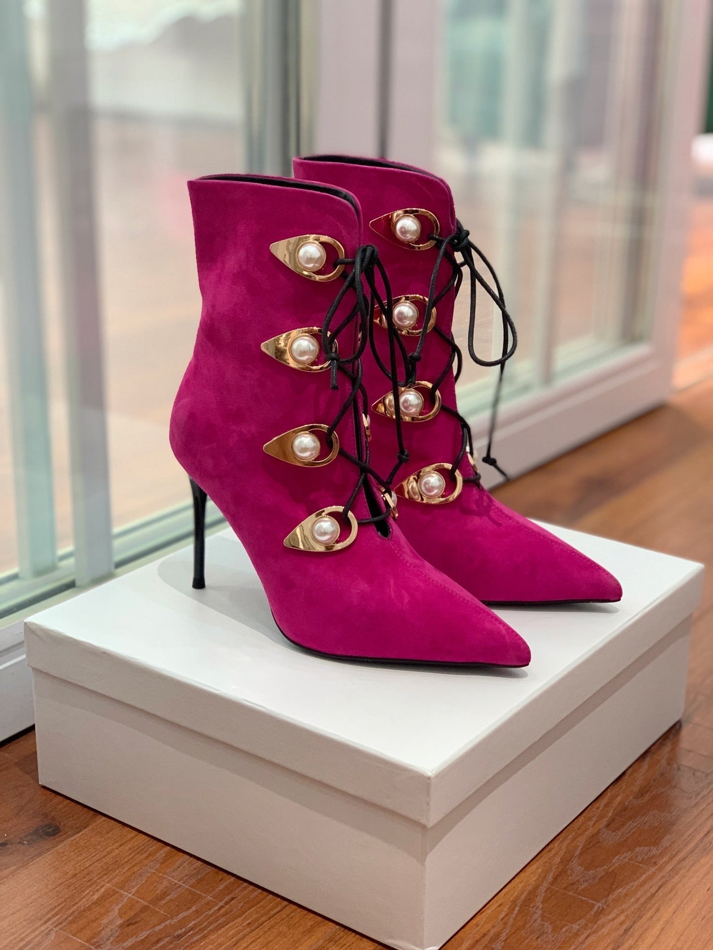 Черевики BALMAIN 26S BOOT 95 MM З ТЕМНО-РОЖЕВОЇ ЗАМШІ З ПЕРЛАМУТРОВИМИ ҐУДЗИКАМИ