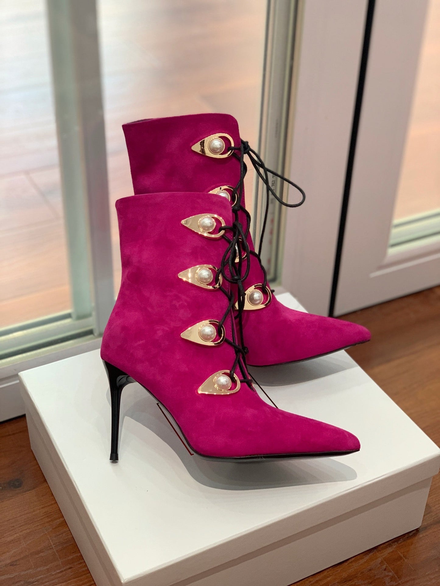 Черевики BALMAIN 26S BOOT 95 MM З ТЕМНО-РОЖЕВОЇ ЗАМШІ З ПЕРЛАМУТРОВИМИ ҐУДЗИКАМИ