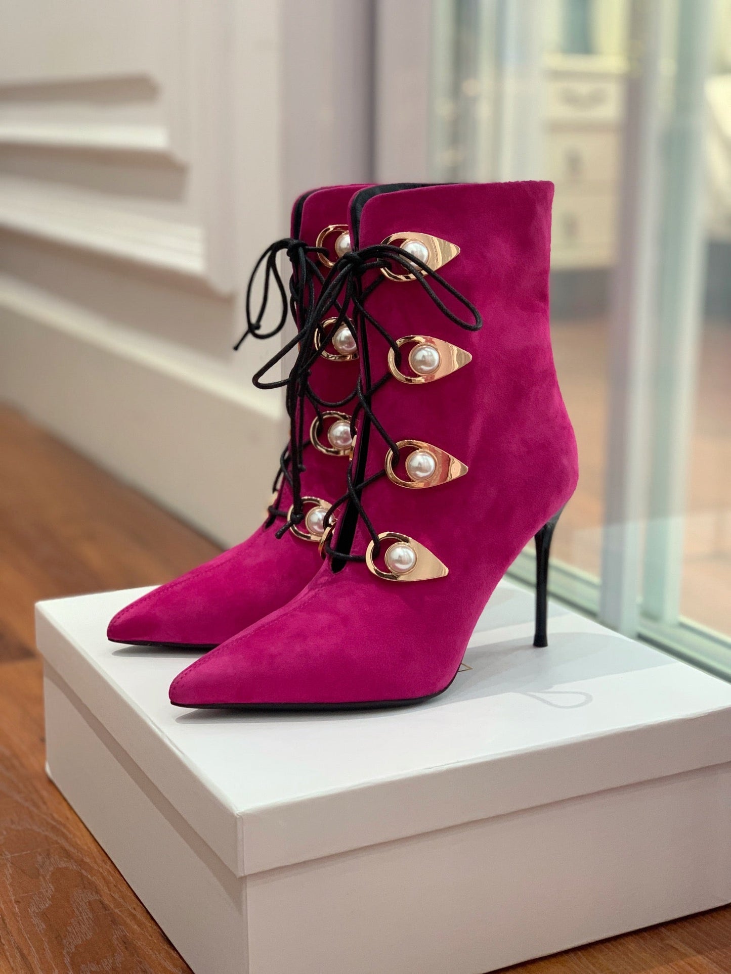 Черевики BALMAIN 26S BOOT 95 MM З ТЕМНО-РОЖЕВОЇ ЗАМШІ З ПЕРЛАМУТРОВИМИ ҐУДЗИКАМИ