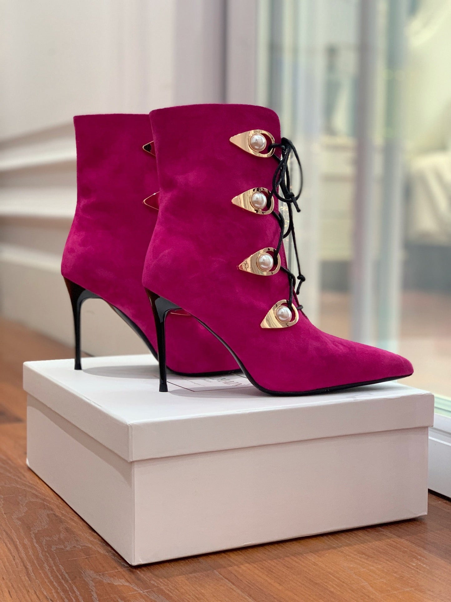 Черевики BALMAIN 26S BOOT 95 MM З ТЕМНО-РОЖЕВОЇ ЗАМШІ З ПЕРЛАМУТРОВИМИ ҐУДЗИКАМИ