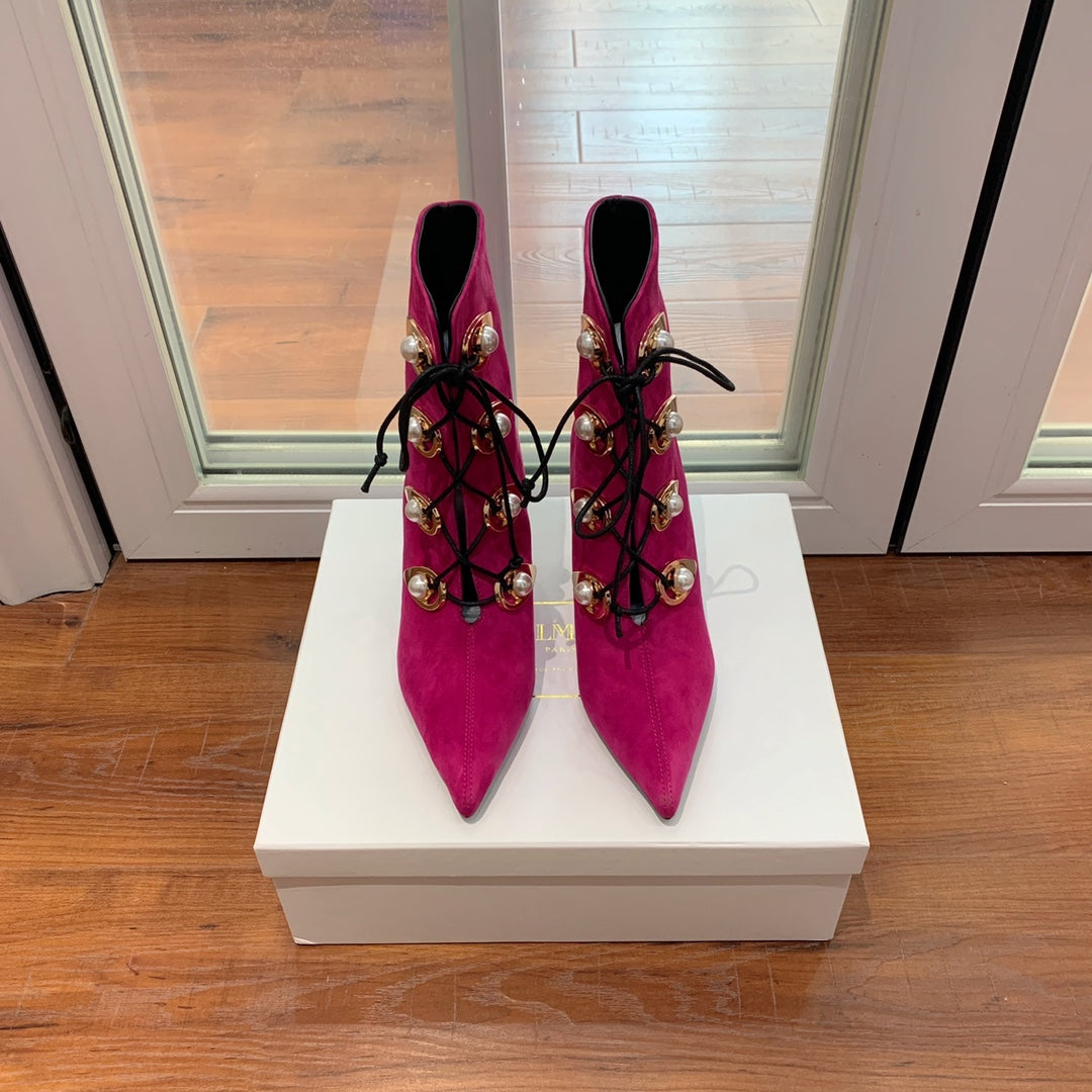 Черевики BALMAIN 26S BOOT 95 MM З ТЕМНО-РОЖЕВОЇ ЗАМШІ З ПЕРЛАМУТРОВИМИ ҐУДЗИКАМИ