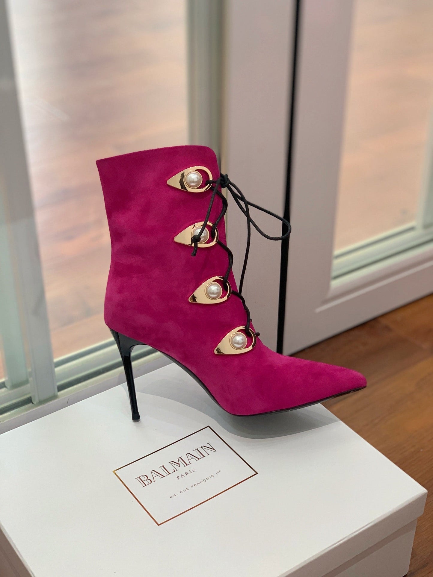 Черевики BALMAIN 26S BOOT 95 MM З ТЕМНО-РОЖЕВОЇ ЗАМШІ З ПЕРЛАМУТРОВИМИ ҐУДЗИКАМИ