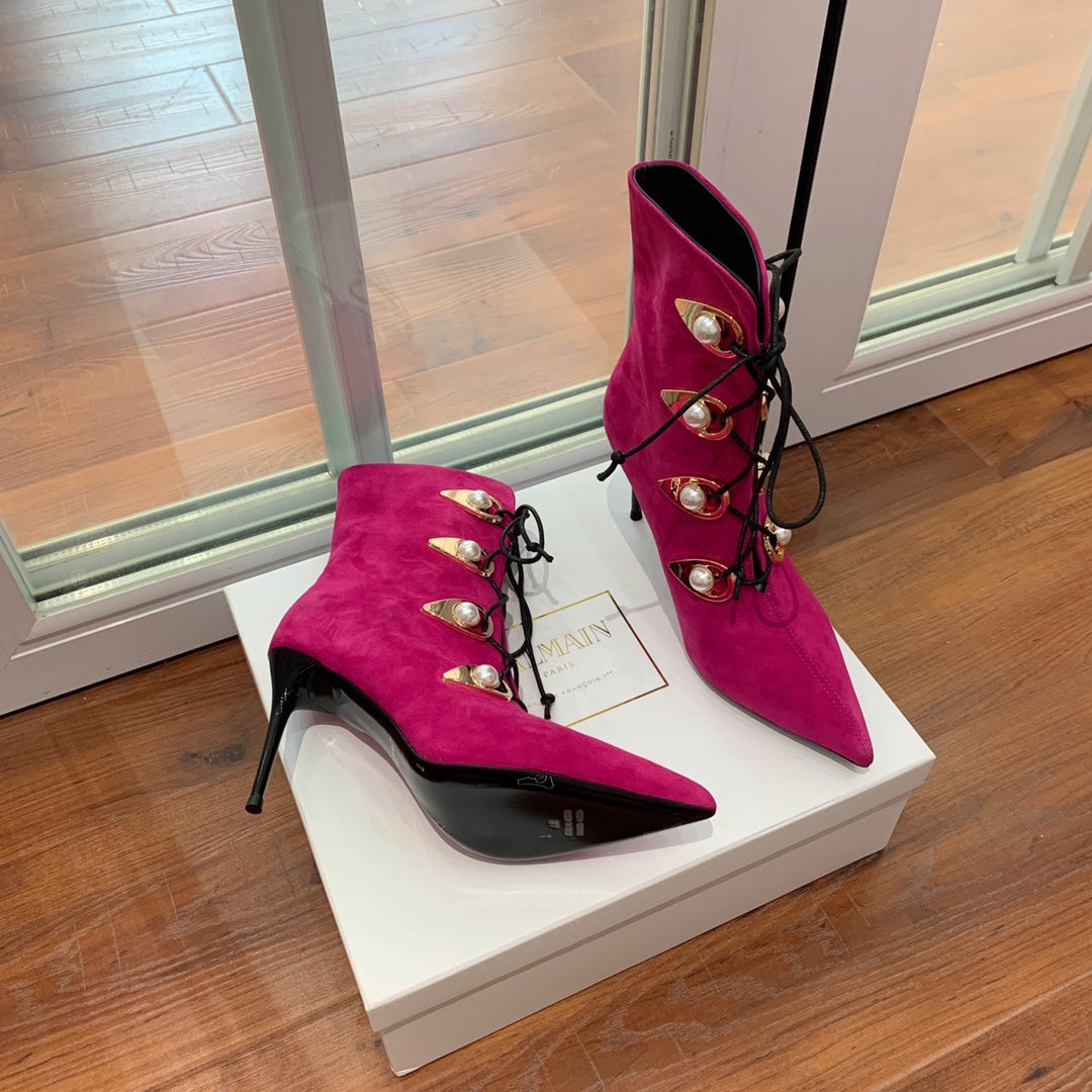 Черевики BALMAIN 26S BOOT 95 MM З ТЕМНО-РОЖЕВОЇ ЗАМШІ З ПЕРЛАМУТРОВИМИ ҐУДЗИКАМИ