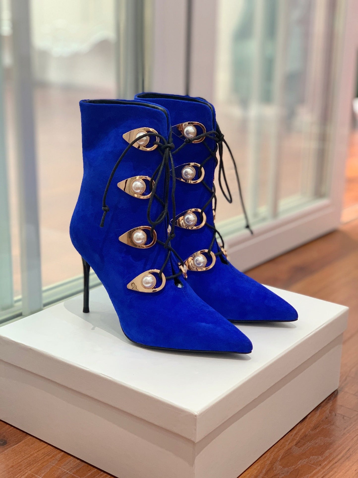 BALMAIN 26S ЧОБОТИ 95 ММ З ТЕМНО-СИНЬОЇ ЗАМШІ НА ҐУДЗИКАХ З ПЕРЛИНАМИ